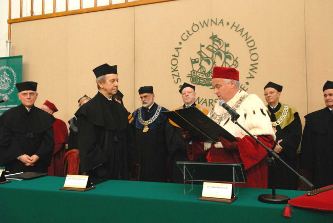 Rektor prof. Adam Budnikowski wręcza dyplom prof. Stanisławowi Sołtysińskiemu