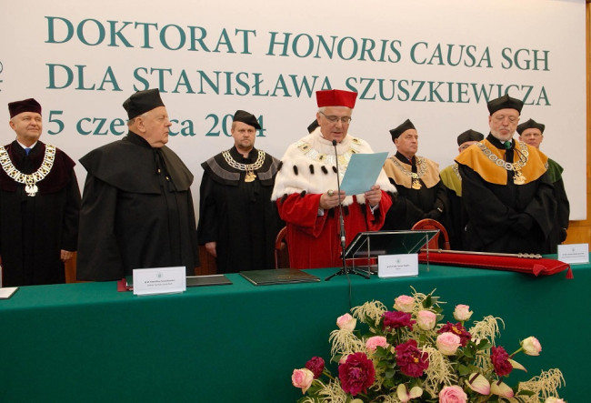 Rektor prof. Tomasz Szapiro wręcza dyplom doktora honoris causa prof. Stanisławowi Szuszkiewiczowi