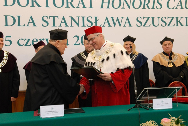 Rektor prof. Tomasz Szapiro wręcza dyplom doktora honoris causa prof. Stanisławowi Szuszkiewiczowi