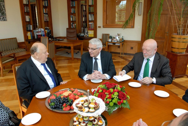 Prof. Stanisław Szuszkiewicz, rektor prof. Tomasz Szapiro, prof. Joachim Osiński, dziekan Kolegium Ekonomiczno-Społecznego