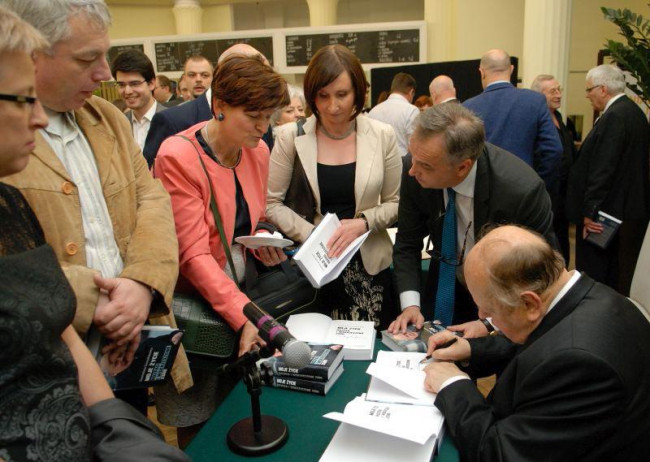 Prof. Stanisław Szuszkiewicz podpisuje biografię "Moje życie. Rozpad i wskrzeszenie ZSRR"