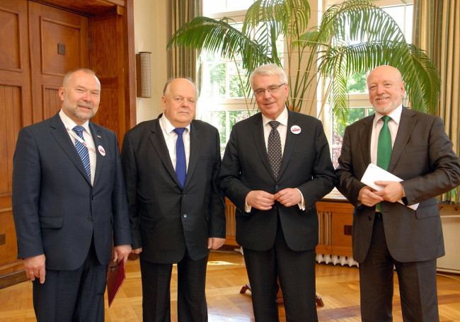 Spotkanie w Gabinecie Rektora. Na zdjęciu: Jacek Michałowski, szef Kancelarii Prezydenta, prof. Stanisław Szuszkiewicz, rektor prof. Tomasz Szapiro, prof. Joachim Osiński, dziekan Kolegium Ekonomiczno-Społecznego