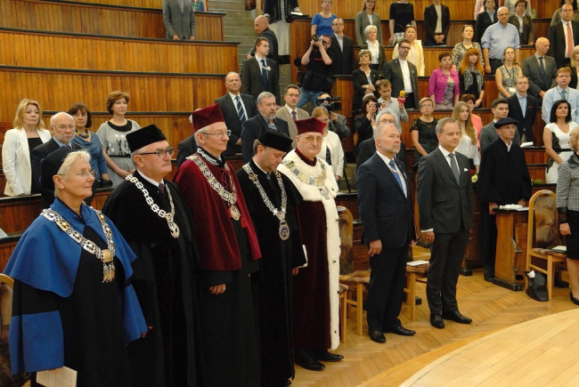 Uroczystość nadania doktoratu honoris causa profesorowi Stanisławowi Szuszkiewiczowi. Goście i społeczność akademicka