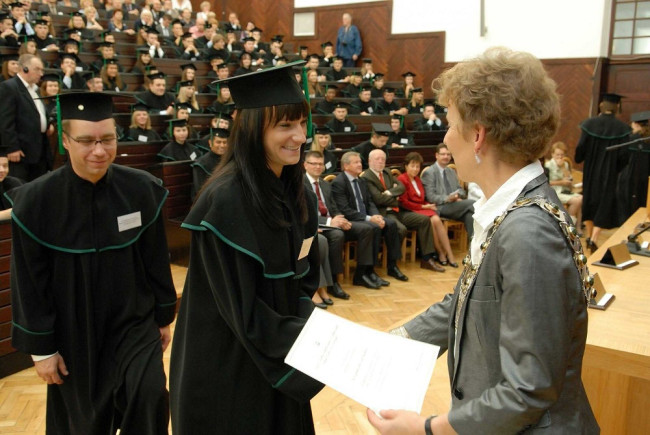 Uroczystość ukończenia studiów 25 września 2010 roku. Dyplom wręcza prof. Elżbieta Kawecka- Wyrzykowska – prorektor ds. współpracy z zagranicą