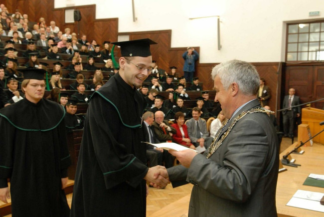 Uroczystość ukończenia studiów 25 września 2010 roku – dyplom wręcza rektor prof. Adam Budnikowski