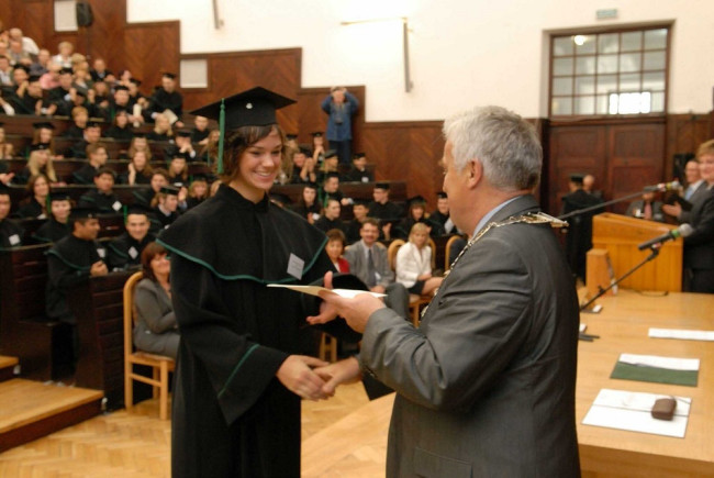 Uroczystość ukończenia studiów 25 września 2010 roku – dyplom wręcza rektor prof. Adam Budnikowski