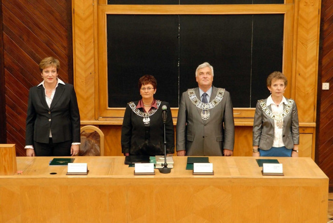 Uroczystość ukończenia studiów 25 września 2010 roku. Na zdjęciu: dr Renata Pajewska-Kwaśny - prodziekan Studium Magisterskiego, prof. Anna Karmańska – prorektor, prof Adam Budnikowski – rektor, prof. Elżbieta Kawecka-Wyrzykowska