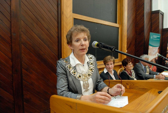 Uroczystość ukończenia studiów 2010 rok, przemawia prof. Elżbieta Kawecka-Wyrzykowska