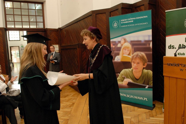 Uroczystość ukończenia studiów 2011 rok, dyplom wręcza prof. Elżbieta Kawecka-Wyrzykowska