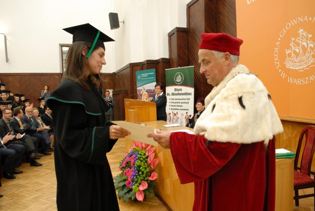 Uroczystość ukończenia studiów 2011 rok, dyplom wręcza rektor prof. Adam Budnikowski