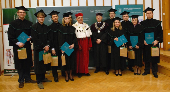 Uroczystość ukończenia studiów, 24 listopada 2012 roku, rektor wśród absolwentów