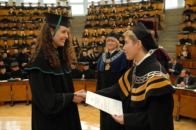 Uroczystość ukończenia studiów, 24 listopada 2012 roku, dyplom wręcza prof. Magdalena Kachniewska, dziekan Studium Magisterskiego