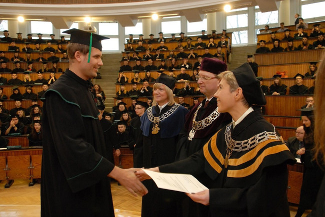 Uroczystość ukończenia studiów, 24 listopada 2012 roku, dyplom wręcza prof. Magdalena Kachniewska – dziekan Studium Magisterskiego
