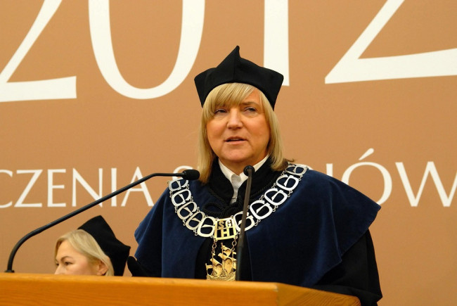 Uroczystość ukończenia studiów, 24 listopada 2012 roku, prof. Joanna Plebaniak, dziekan Kolegium Analiz Ekonomicznych, w roku akademickim 2011/2011 dziekan Studium Magisterskiego