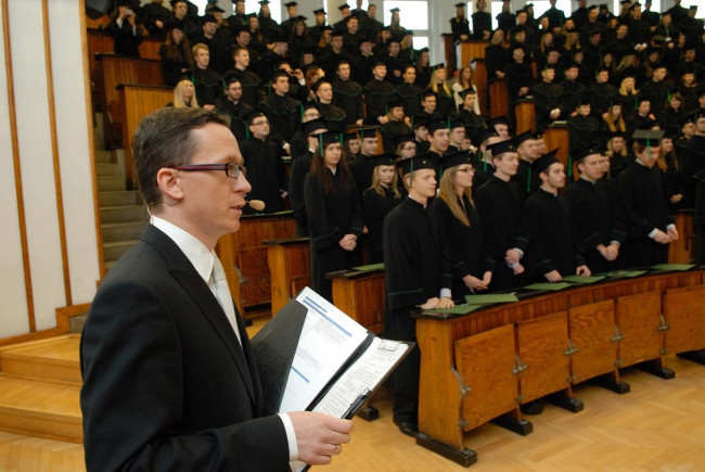 Uroczystość ukończenia studiów, 24 listopada 2012 roku, uroczystość prowadzi Marcin Poznań – rzecznik prasowy SGH