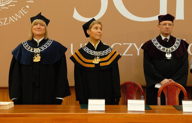 Uroczystość ukończenia studiów, 24 listopada 2012 roku. NA zdjęciu: prof. Joanna Plebaniak – dziekan Kolegium Analiz Ekonomicznych, prof. Magdalena Kachniewska – dziekan Studium Magisterskiego, prof. Piotr Ostaszewski – prorektor ds. dydaktyki i studentów