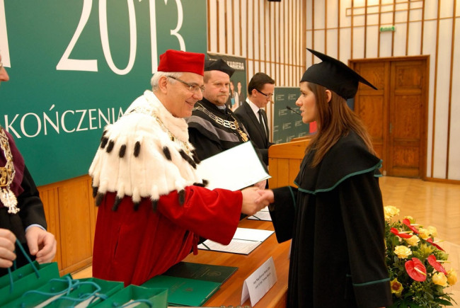 Uroczystość ukończenia studiów, 7 grudnia 2013 roku, dyplom wręcza rektor prof. Tomasz Szapiro 