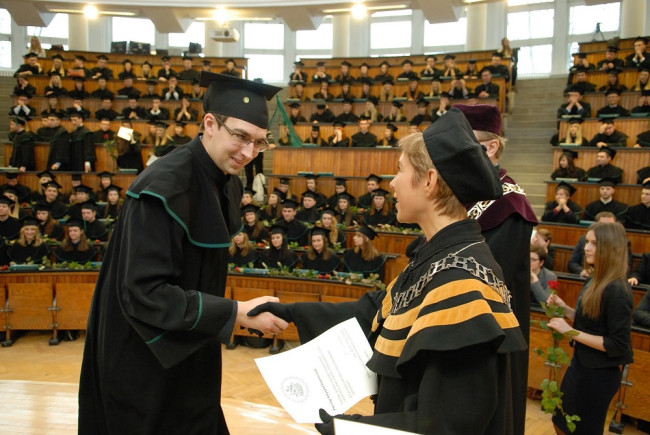 Uroczystość ukończenia studiów, 7 grudnia 2013 roku, dyplom wręcza prof. Magdalena Kachniewska – dziekan Studium Magisterskiego