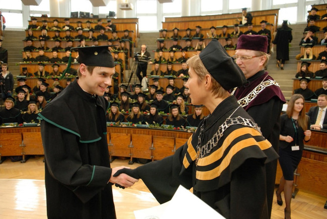 Uroczystość ukończenia studiów, 7 grudnia 2013 roku, dyplom wręcza prof. Magdalena Kachniewska – dziekan Studium Magisterskiego