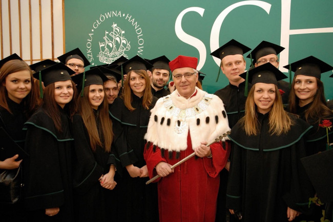 Uroczystość ukończenia studiów, 7 grudnia 2013 roku, rektor prof. Tomasz Szapiro wśród absolwentów
