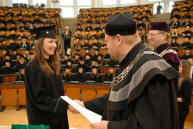 Uroczystość ukończenia studiów, 7 grudnia 2013 roku, dyplom wręcza prof. Wojciech Morawski – dziekan Studium Licencjackiego