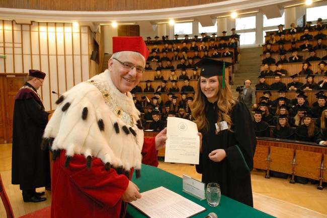 Uroczystość ukończenia studiów, 13 grudnia 2014 roku, dyplom wręcza rektor prof. Tomasz Szapiro