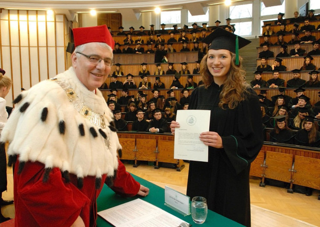 Uroczystość ukończenia studiów, 13 grudnia 2014 roku, dyplom wręcza rektor prof. Tomasz Szapiro