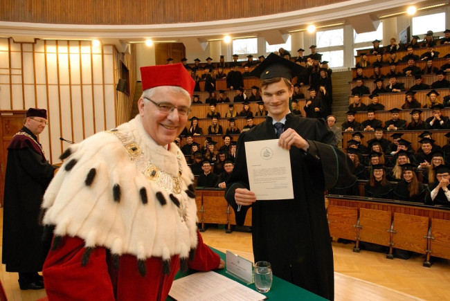 Uroczystość ukończenia studiów, 13 grudnia 2014 roku, dyplom wręcza rektor prof. Tomasz Szapiro