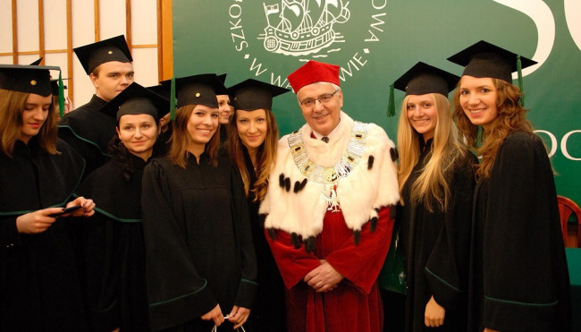 Uroczystość ukończenia studiów, 13 grudnia 2014 roku, rektor prof. Tomasz Szapiro wśród absolwentów