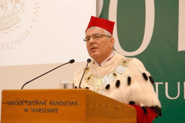 Uroczystość ukończenia studiów, 13 grudnia 2014 roku, przemawia rektor prof. Tomasz Szapiro 