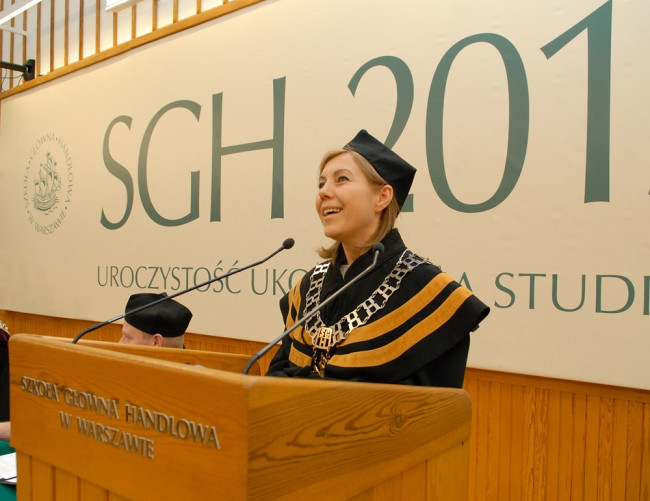 Uroczystość ukończenia studiów, 28 listopada 2015 roku. Prof. Magdalena Kachniewska, dziekan Studium Magisterskiego