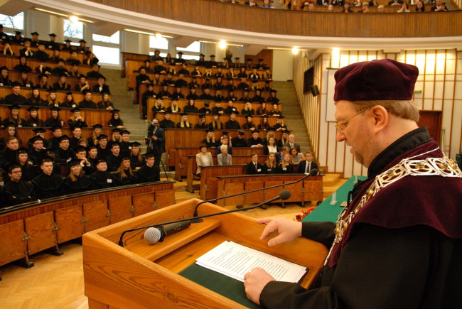 Uroczystość ukończenia studiów, 28 listopada 2015 roku. Prof. Piotr Ostaszewski, prorektor ds. dydaktyki i studentów