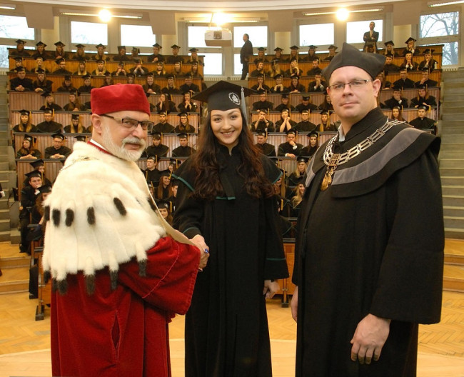 Uroczystość ukończenia studiów - 10 grudnia 2016. Dyplom wręcza rektor prof. Marek Rocki i dziekan Studium Licencjackiego prof. Bartosz Witkowski