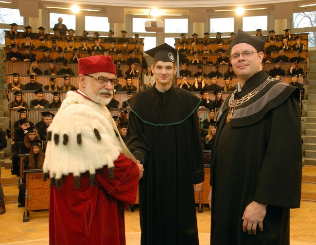 Uroczystość ukończenia studiów - 10 grudnia 2016. Dyplom wręcza rektor prof. Marek Rocki i dziekan Studium Licencjackiego prof. Bartosz Witkowski