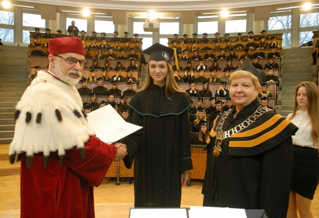 Uroczystość ukończenia studiów – 10 grudnia 2016. Dyplom wręcza rektor prof. Marek Rocki i dziekan Studium Magisterskiego prof. Marta Juchnowicz