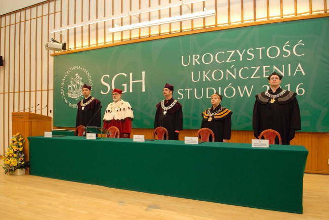 Uroczystość ukończenia studiów – 10 grudnia 2016. Na zdjęciu: prof. Krzysztof Kozłowski – prorektor ds. dydaktyki i studentów, prof. Marek Rocki - rektor​, prof. Piotr Wachowiak – prorektor ds. nauki i zarządzania, prof. Marta Juchnowicz – dziekan Studium Magisterskiego, prof. Bartosz Witkowski – dziekan Studium Licencjackiego