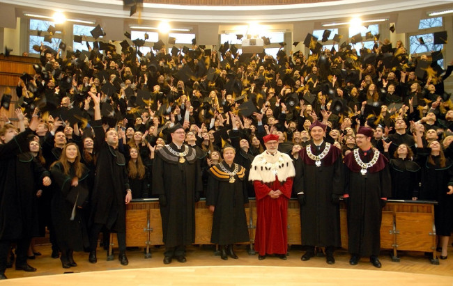 Uroczystość ukończenia studiów – 10 grudnia 2016. Na zdjęciu: prof. Bartosz Witkowski​​​ – dziekan Studium Licencjackiego, prof. Marta Juchnowicz – ​​dziekan Studium Magisterskiego, rektor prof. Marek Rocki, prof. Krzysztof Kozłowski – prorektor ds. dydaktyki i studentów