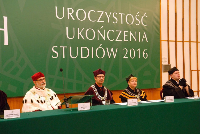 Uroczystość ukończenia studiów – 10 grudnia 2016. Na zdjęciu: prof. Marek Rocki – rektor​, prof. Piotr Wachowiak – prorektor ds. nauki i zarządzania, prof. Marta Juchnowicz – dziekan Studium Magisterskiego, prof. Bartosz Witkowski – dziekan Studium Licencjackiego