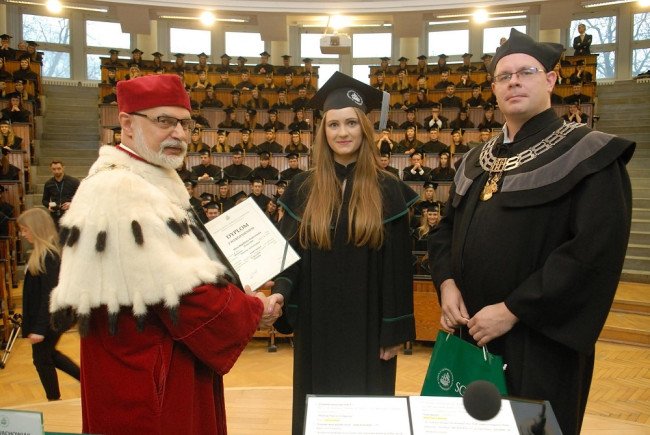 Uroczystość ukończenia studiów - 10 grudnia 2016. Dyplom wręcza rektor prof. Marek Rocki i dziekan Studium Licencjackiego prof. Bartosz Witkowski