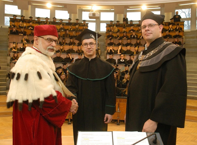 Uroczystość ukończenia studiów - 10 grudnia 2016. Dyplom wręcza rektor prof. Marek Rocki i dziekan Studium Licencjackiego prof. Bartosz Witkowski