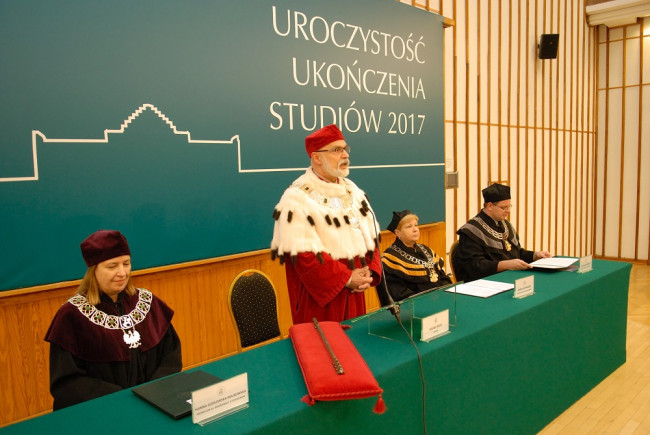 Uroczystość ukończenia studiów – 18 listopada 2017. Na zdjęciu: prof. Hanna Godlewska-Majkowska prorektor ds. współpracy z otoczeniem, rektor prof. Marek Rocki, prof. Marta Juchnowicz – dziekan Studium Magisterskiego, prof. Bartosz Witkowski dziekan Studium Licencjackiego