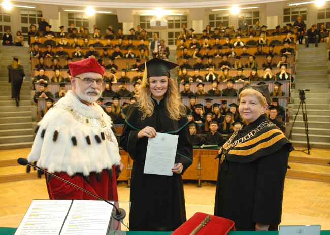 Uroczystość ukończenia studiów – 18 listopada 2017. Dyplom wręcza rektor prof. Marek Rocki i prof. Marta Juchnowicz dziekan Studium Magisterskiego​