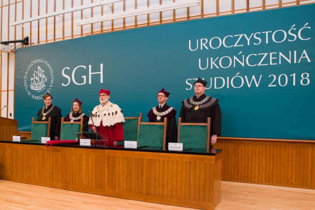 Uroczystość ukończenia studiów – 1 grudnia 2018. Na zdjęciu: dr Renata Pajewska-Kwaśny p.o. dziekana Studium Magisterskiego, prof. Hanna Godlewska-Majkowska prorektor ds. współpracy z otoczeniem, rektor prof. Marek Rocki, prof. Jacek Prokop prorektor ds. współpracy z zagranicą, prof. Bartosz Witkowski dziekan Studium Licencjackiego