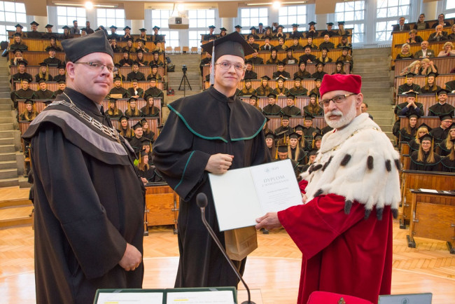 Uroczystość ukończenia studiów – 1 grudnia 2018. Dyplom wręcza rektor prof. Marek Rocki i prof. Bartosz Witkowski dziekan Studium Licencjackiego