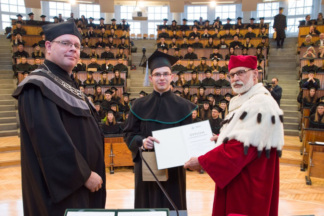 Uroczystość ukończenia studiów – 1 grudnia 2018. Dyplom wręcza rektor prof. Marek Rocki i prof. Bartosz Witkowski dziekan Studium Licencjackiego