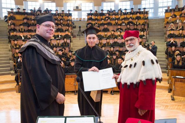 Uroczystość ukończenia studiów – 1 grudnia 2018. Dyplom wręcza rektor prof. Marek Rocki i prof. Bartosz Witkowski dziekan Studium Licencjackiego​