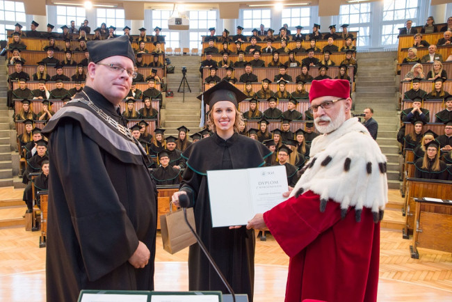 Uroczystość ukończenia studiów – 1 grudnia 2018. Dyplom wręcza rektor prof. Marek Rocki i prof. Bartosz Witkowski dziekan Studium Licencjackiego​