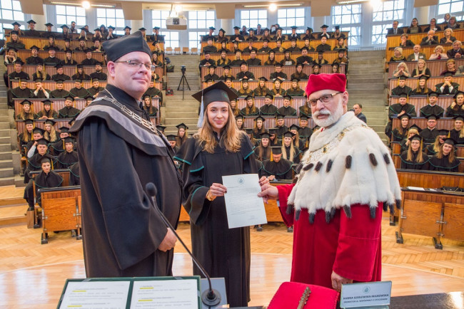 Uroczystość ukończenia studiów – 1 grudnia 2018. Dyplom wręcza rektor prof. Marek Rocki i prof. Bartosz Witkowski dziekan Studium Licencjackiego