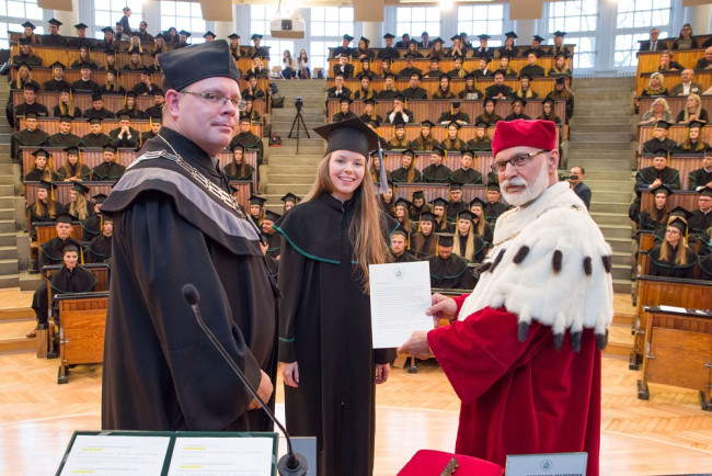 Uroczystość ukończenia studiów – 1 grudnia 2018. Dyplom wręcza rektor prof. Marek Rocki i prof. Bartosz Witkowski dziekan Studium Licencjackiego