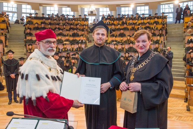 Uroczystość ukończenia studiów – 1 grudnia 2018. Dyplom wręcza rektor prof. Marek Rocki i dr Renata Pajewska-Kwaśny p.o. dziekana Studium Magisterskiego